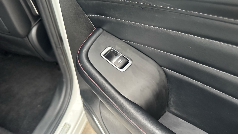 MG HS 1.5 T-GDI Trophy 5dr DCT Petrol Hatchback - Image 38