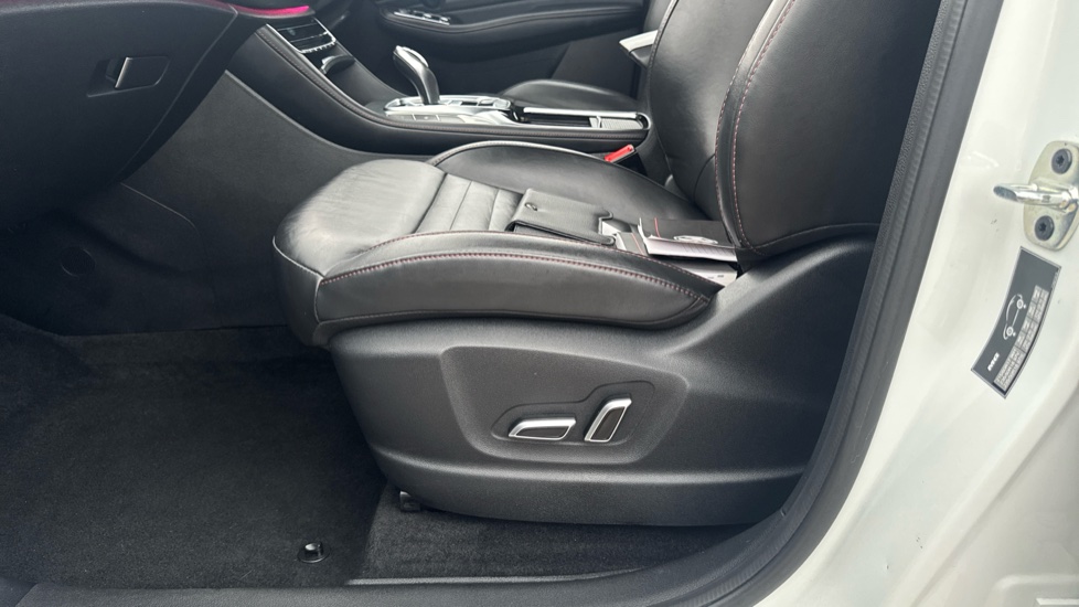 MG HS 1.5 T-GDI Trophy 5dr DCT Petrol Hatchback - Image 41