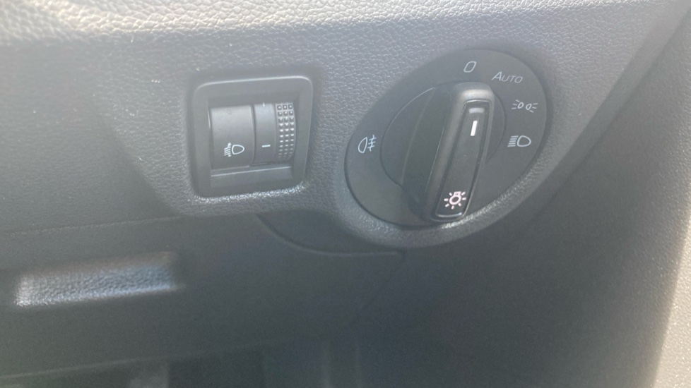 Skoda Kamiq 1.0 TSI 110 SE Drive 5dr DSG Petrol Hatchback - Image 38