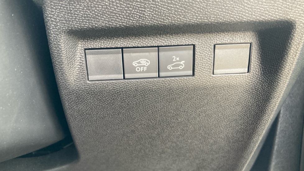 Vauxhall Grandland 1.2 Hybrid 145 Ultimate 5dr e-DCT6 [Fixed Roof] Petrol Hatchback - Image 45