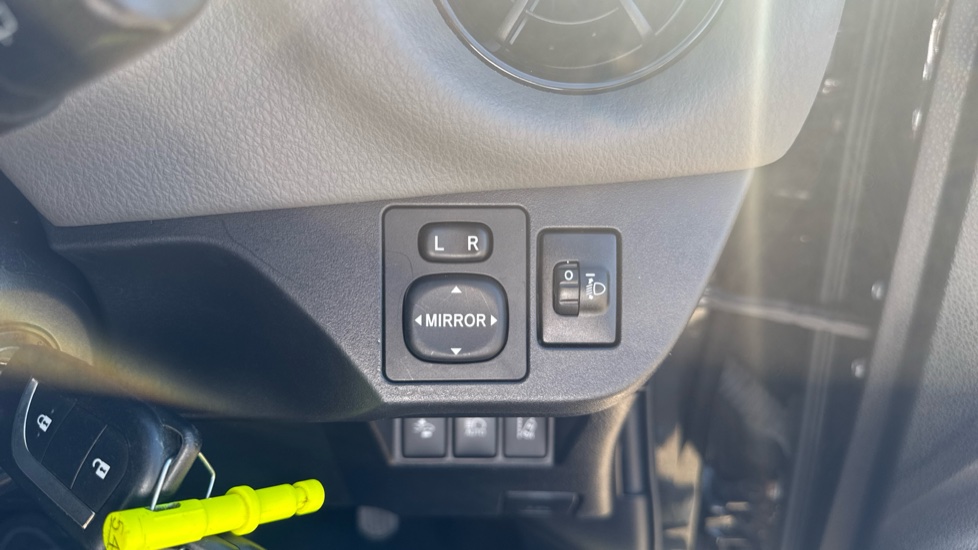 Toyota Yaris 1.0 VVT-i Icon Tech 5dr Petrol Hatchback - Image 22