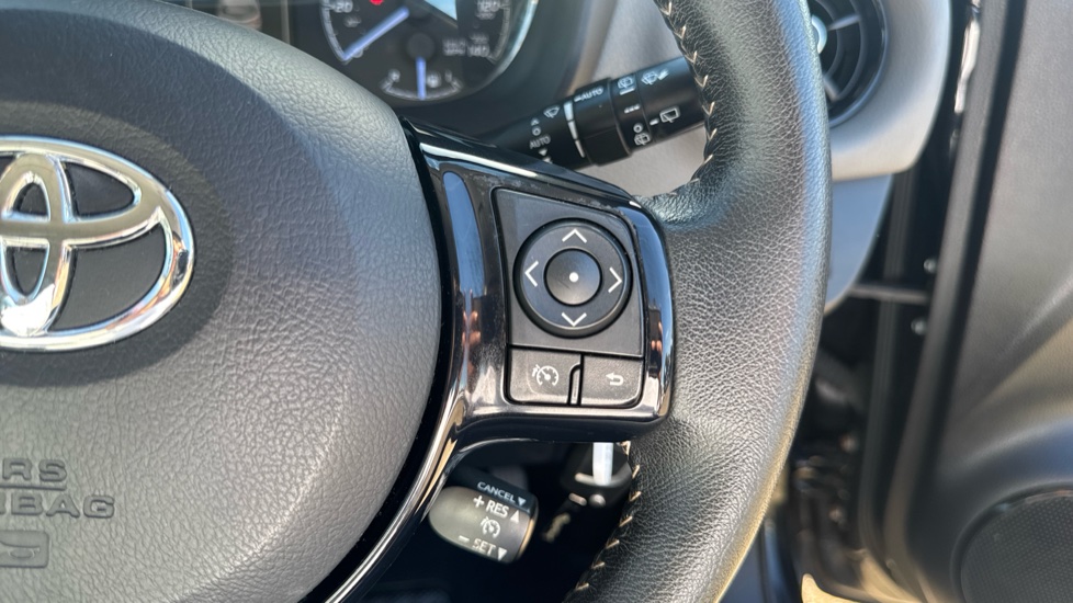 Toyota Yaris 1.0 VVT-i Icon Tech 5dr Petrol Hatchback - Image 24