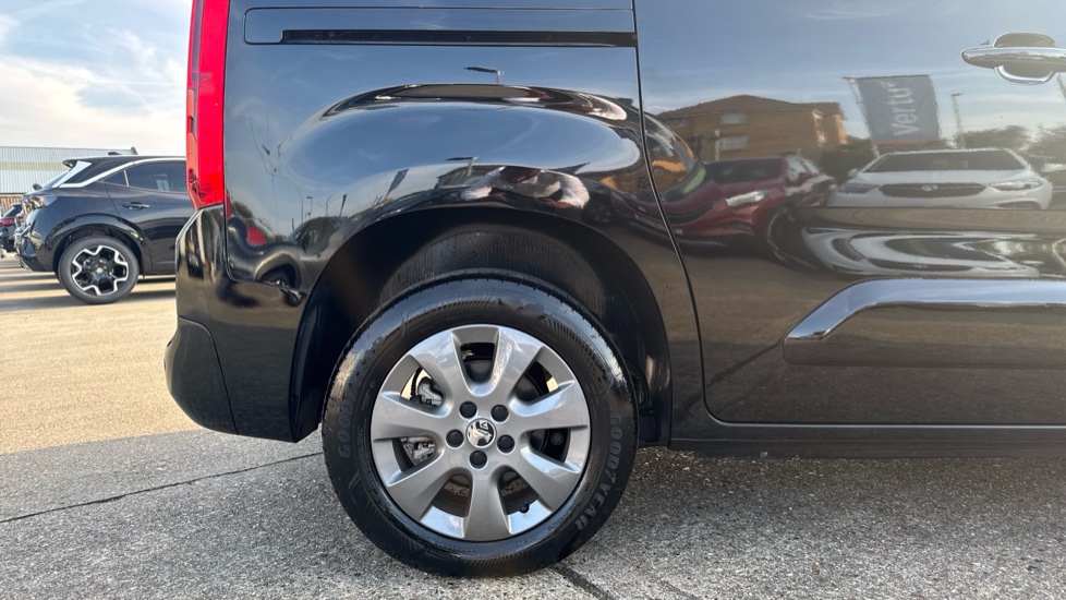 Vauxhall Combo Life 100kW Ultimate 52kWh 5dr Auto Electric Estate - Image 7