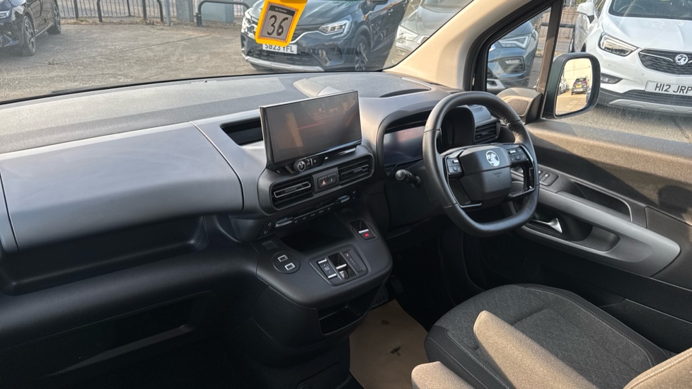 Vauxhall Combo Life 100kW Ultimate 52kWh 5dr Auto Electric Estate - Image 9