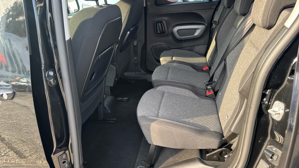 Vauxhall Combo Life 100kW Ultimate 52kWh 5dr Auto Electric Estate - Image 16