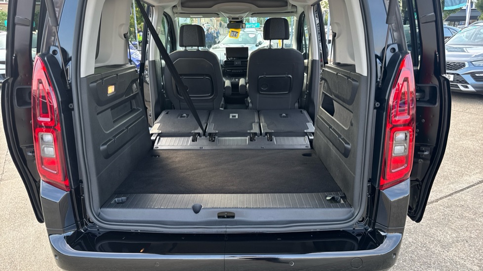 Vauxhall Combo Life 100kW Ultimate 52kWh 5dr Auto Electric Estate - Image 32