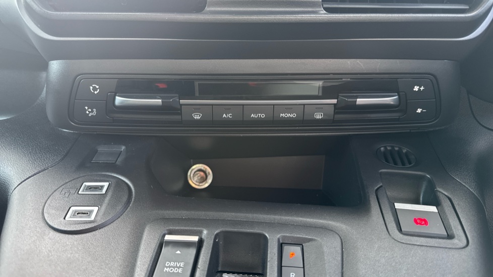 Vauxhall Combo Life 100kW Ultimate 52kWh 5dr Auto Electric Estate - Image 40