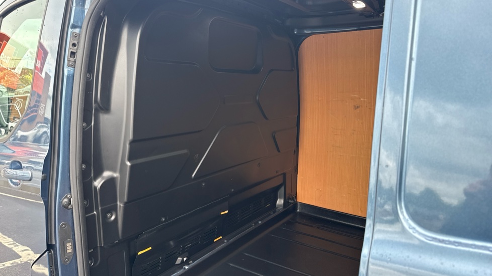 Ford Transit Custom 290 L1 Diesel Fwd 2.0 EcoBlue 185ps Low Roof Sport Van Auto - Image 17