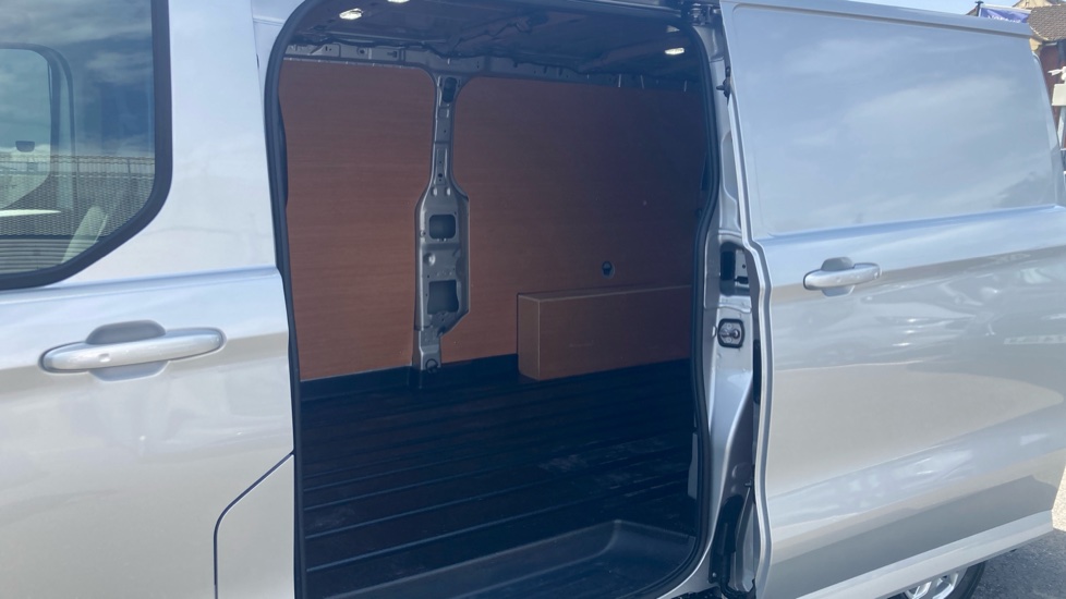 Ford Transit Custom 320 L2 Diesel Fwd 2.0 EcoBlue 136ps H1 Van Limited Auto - Image 15