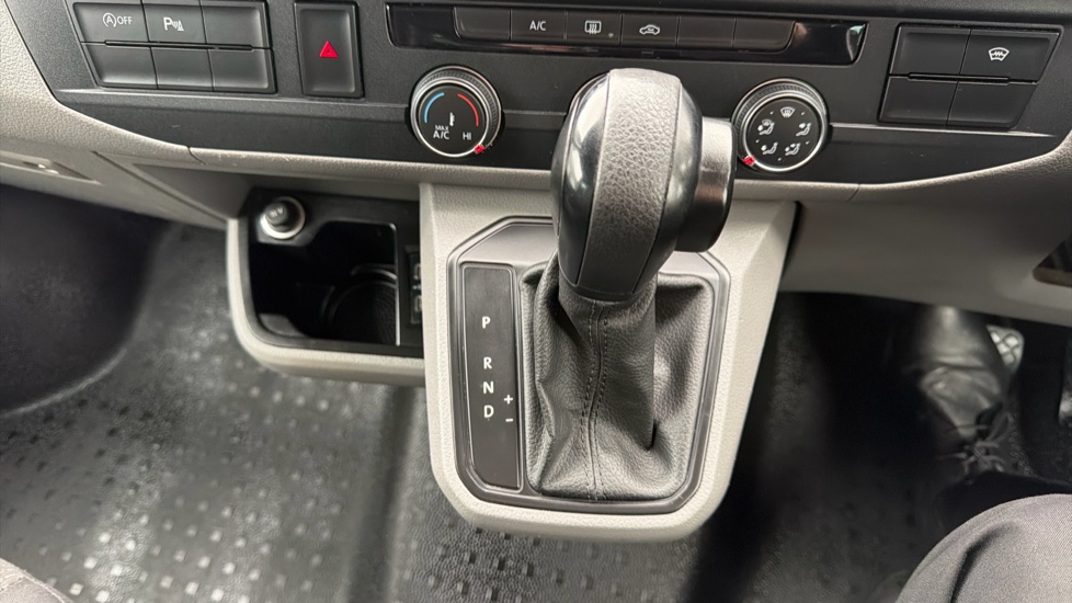 Volkswagen Transporter T32 Swb Diesel 2.0 TDI 150 Highline Kombi Van DSG - Image 23