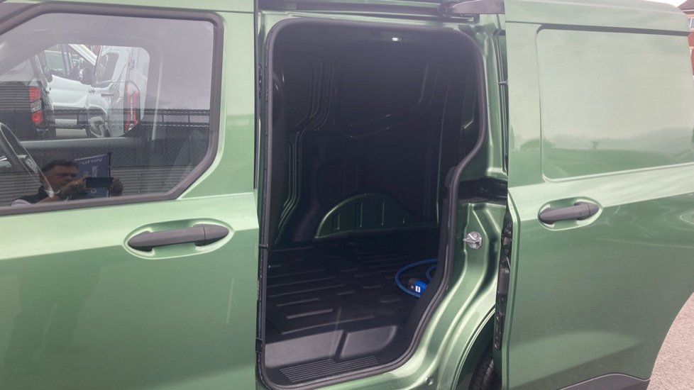 Ford Transit Courier E-Transit Courier 100kW 43kWh Trend Van Auto - Image 19