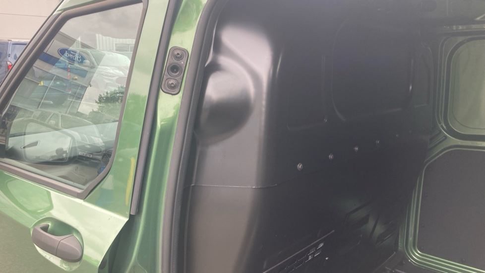 Ford Transit Courier E-Transit Courier 100kW 43kWh Trend Van Auto - Image 20