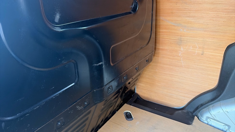 Ford Transit Courier Diesel 1.5 TDCi 100ps Limited Van [6 Speed] - Image 18