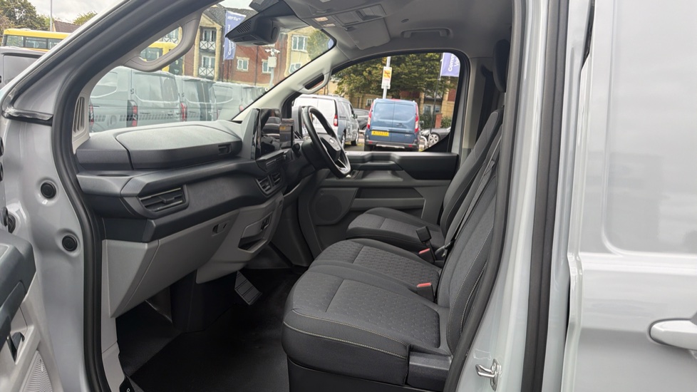 Ford Transit Custom 320 L1 Diesel Fwd 2.0 EcoBlue 136ps H1 Van Limited Auto - Image 17