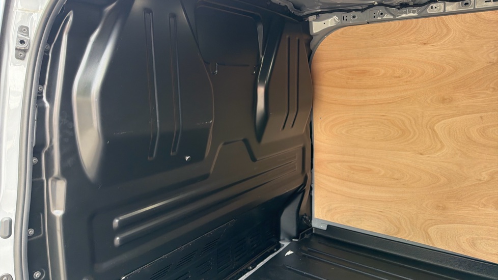 Ford Transit Custom 320 L2 Petrol Fwd 2.5 PHEV 232ps H1 Van Limited Auto - Image 18