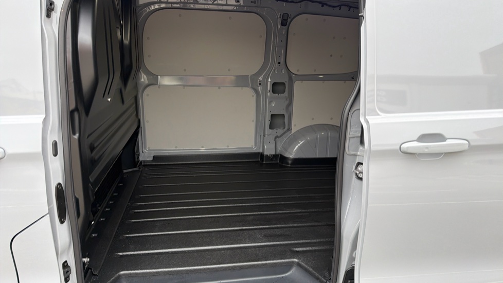 Ford Transit Custom E-320 L1 Rwd 160kW 65kWh H1 Van Limited Auto - Image 5
