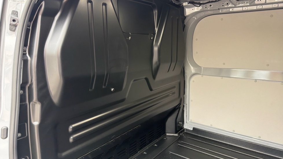 Ford Transit Custom E-320 L1 Rwd 160kW 65kWh H1 Van Limited Auto - Image 18