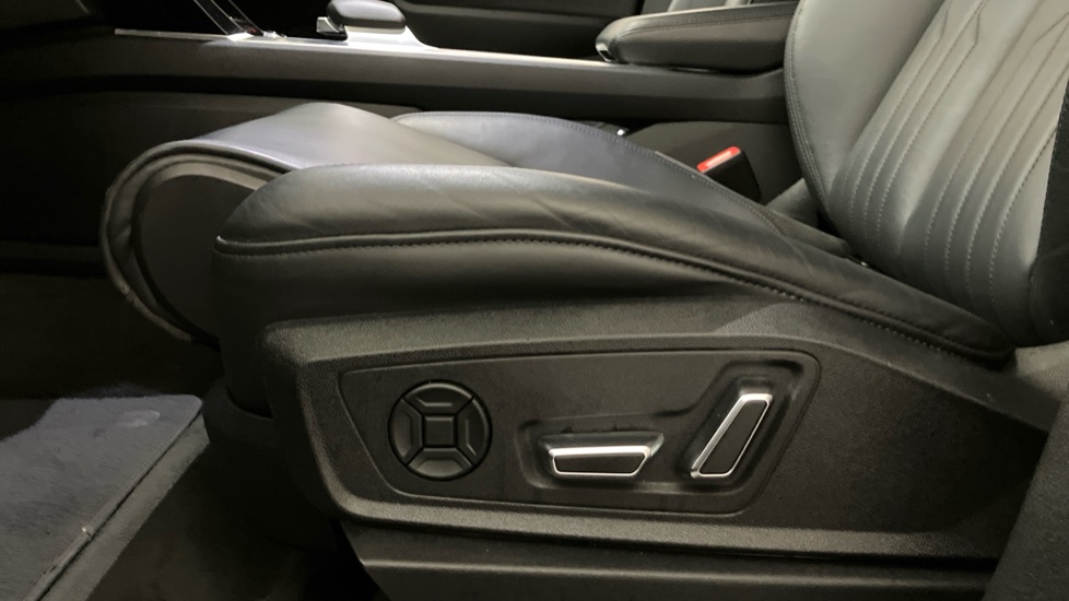Audi e-tron 300kW 55 Quattro 95kWh Launch Edition 5dr Auto Electric Estate - Image 27