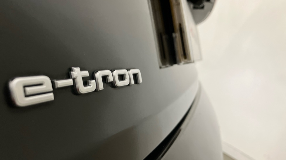 Audi e-tron 300kW 55 Quattro 95kWh Launch Edition 5dr Auto Electric Estate - Image 33