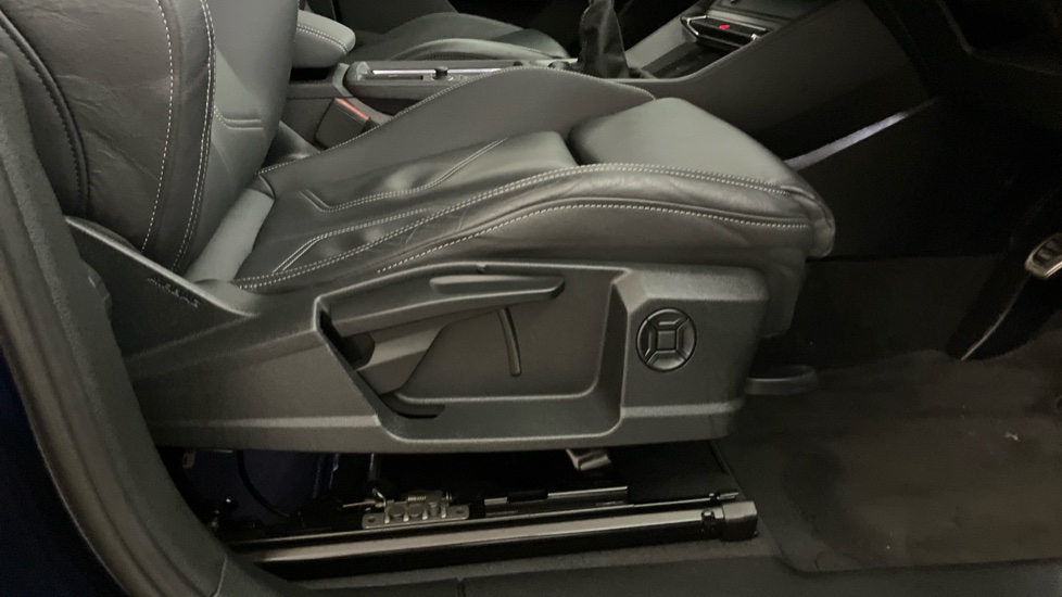 Audi Q3 35 TFSI S Line 5dr [Leather] Petrol Estate - Image 30