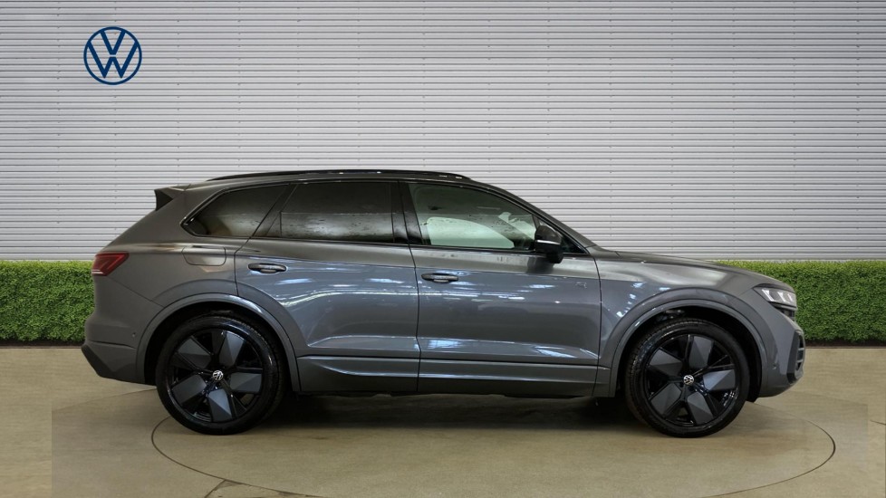 Volkswagen Touareg 3.0 V6 TDI 4Motion 286 Black Edition 5dr Tip Auto Diesel Estate - Image 4