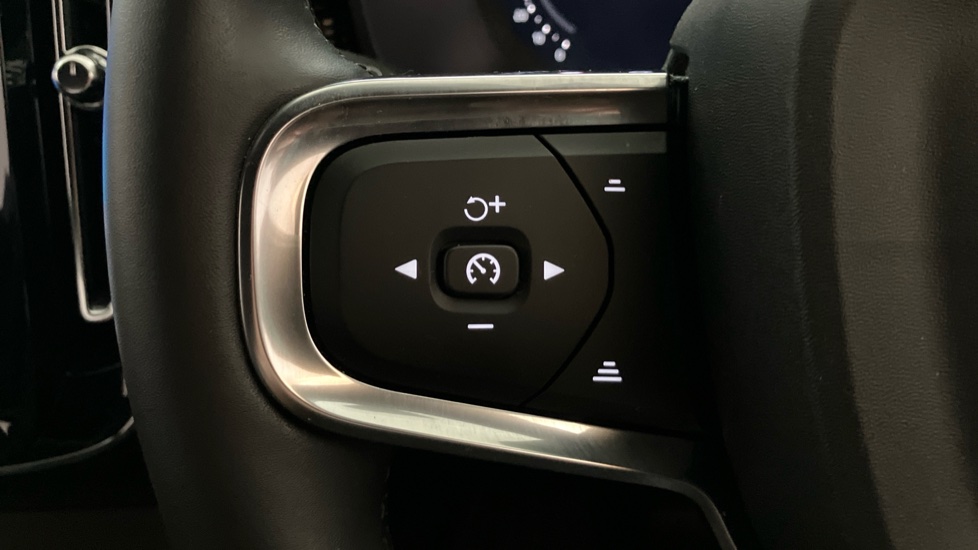 Volvo XC40 2.0 B4P Plus Dark 5dr Auto Petrol Estate - Image 17