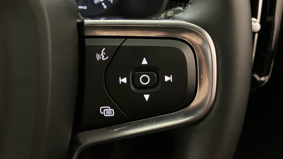 Volvo XC40 2.0 B4P Plus Dark 5dr Auto Petrol Estate - Image 18