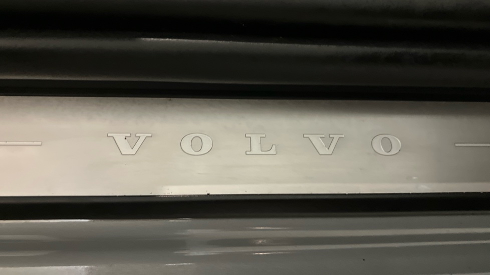 Volvo XC40 2.0 B4P Plus Dark 5dr Auto Petrol Estate - Image 22