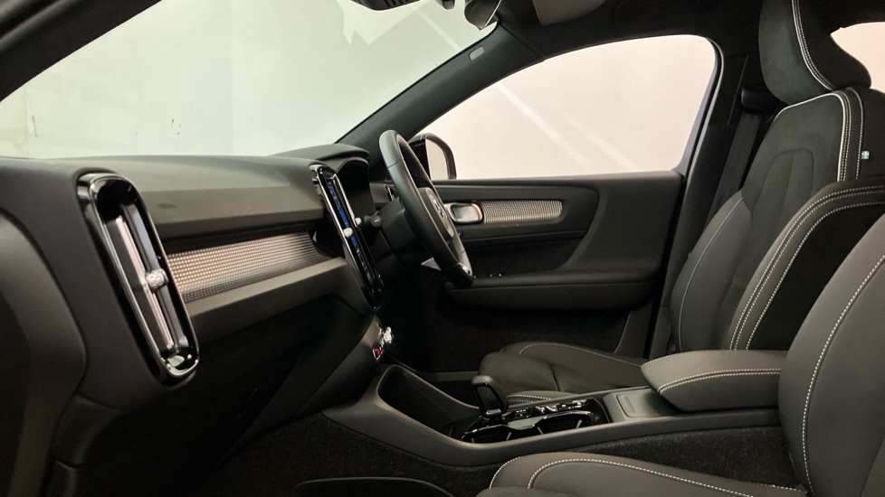 Volvo XC40 2.0 B4P Plus Dark 5dr Auto Petrol Estate - Image 24