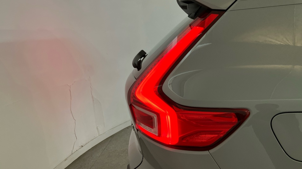 Volvo XC40 2.0 B4P Plus Dark 5dr Auto Petrol Estate - Image 32