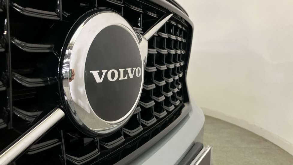 Volvo XC40 2.0 B4P Plus Dark 5dr Auto Petrol Estate - Image 33