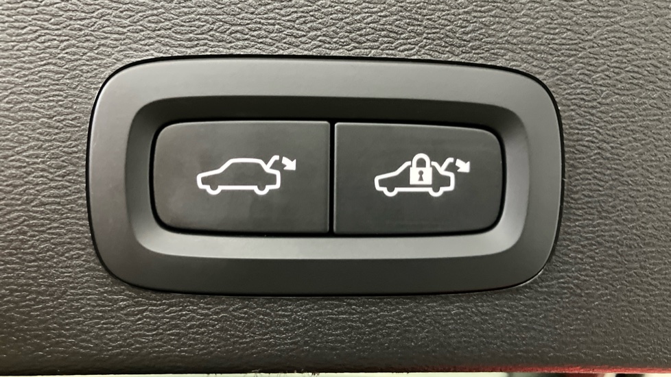 Volvo XC40 2.0 B4P Plus Dark 5dr Auto Petrol Estate - Image 40