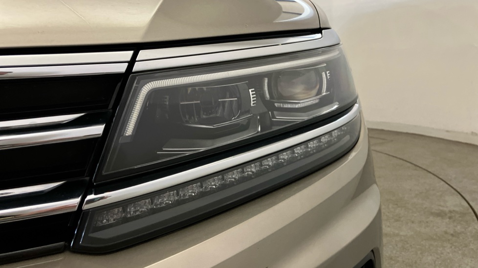 Volkswagen Tiguan 2.0 TSi 180 4Motion SEL 5dr DSG Petrol Estate - Image 36