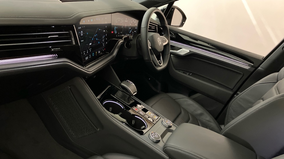 Volkswagen Touareg 3.0 V6 TDI 4Motion 286 Black Edition 5dr Tip Auto Diesel Estate - Image 2
