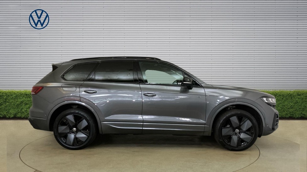 Volkswagen Touareg 3.0 V6 TDI 4Motion 286 Black Edition 5dr Tip Auto Diesel Estate - Image 4