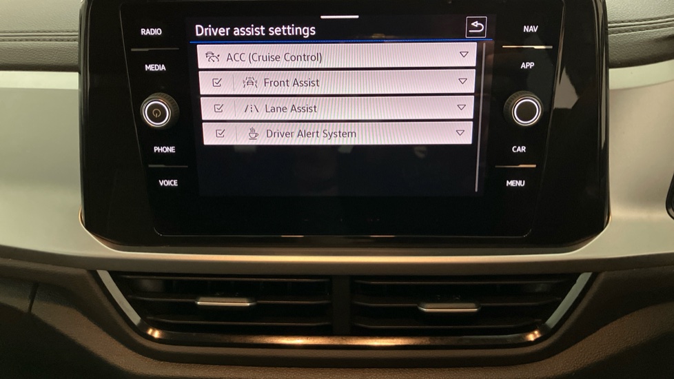 Volkswagen T-Roc 1.5 TSI Life 5dr DSG Petrol Hatchback - Image 34
