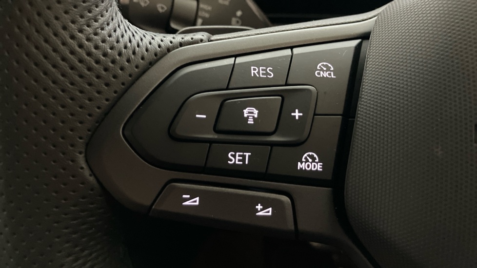 Volkswagen Tiguan 2.0 TDI R-Line 5dr DSG Diesel Estate - Image 17