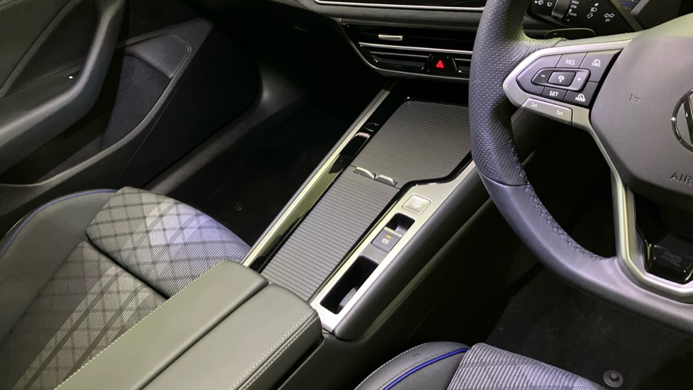 Volkswagen Passat 1.5 TSI eHybrid 272 Black Edition 5dr DSG Estate - Image 14