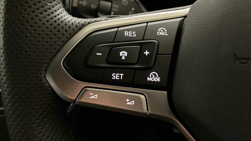 Volkswagen Tiguan 2.0 TDI R-Line 5dr DSG Diesel Estate - Image 17