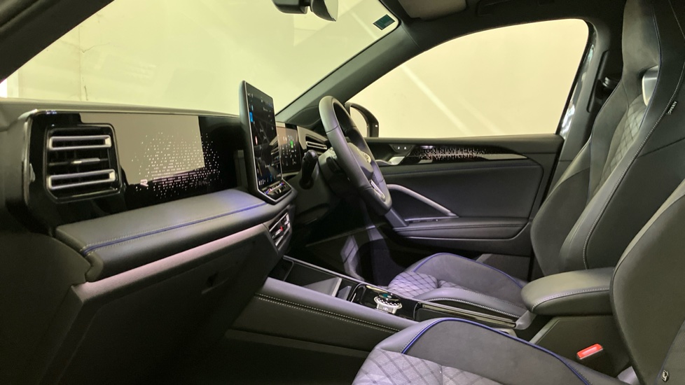 Volkswagen Tiguan 2.0 TDI R-Line 5dr DSG Diesel Estate - Image 25