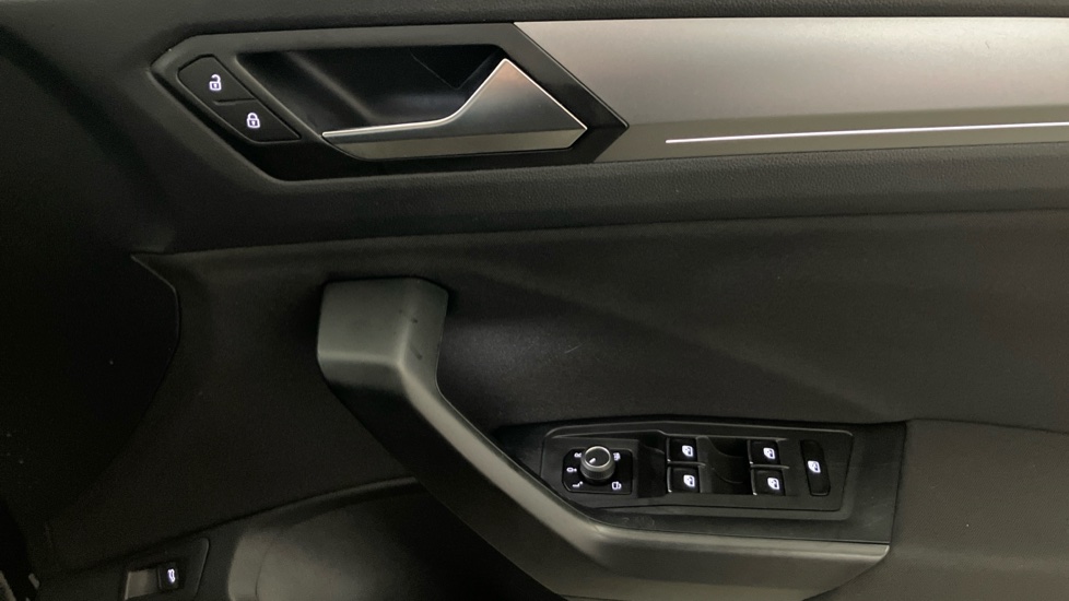 Volkswagen T-Roc 1.5 TSI EVO Active 5dr Petrol Hatchback - Image 19
