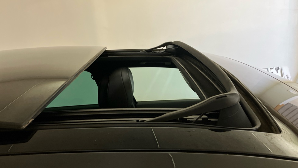 Volkswagen Passat 2.0 TDI R-Line 4dr [Panoramic Roof] Diesel Saloon - Image 33