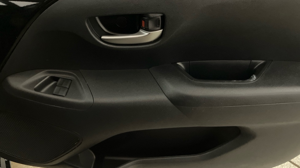 Toyota Aygo 1.0 VVT-i X-Clusiv 5dr x-shift Petrol Hatchback - Image 19