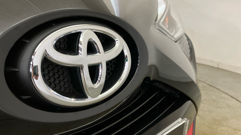 Toyota Aygo 1.0 VVT-i X-Clusiv 5dr x-shift Petrol Hatchback - Image 27