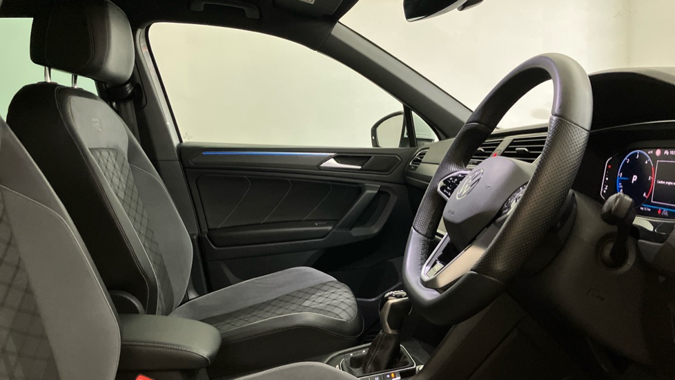 Volkswagen Tiguan 2.0 TDI 4Motion R-Line 5dr DSG Diesel Estate - Image 15