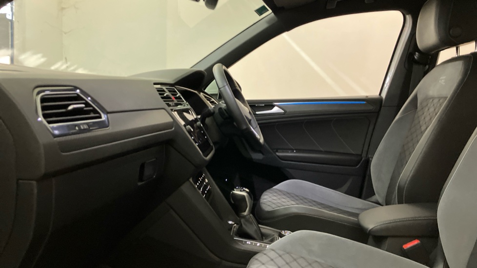 Volkswagen Tiguan 2.0 TDI 4Motion R-Line 5dr DSG Diesel Estate - Image 24