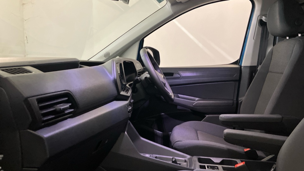 Volkswagen Caddy Maxi Caddy Cargo Maxi C20 Petrol 1.5 eHybrid 150 Commerce Van DSG [Bus/Assist] - Image 24