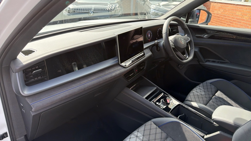 Volkswagen Tayron 1.5 TSI eHybrid R-Line Edition 5dr DSG6 Estate - Image 2