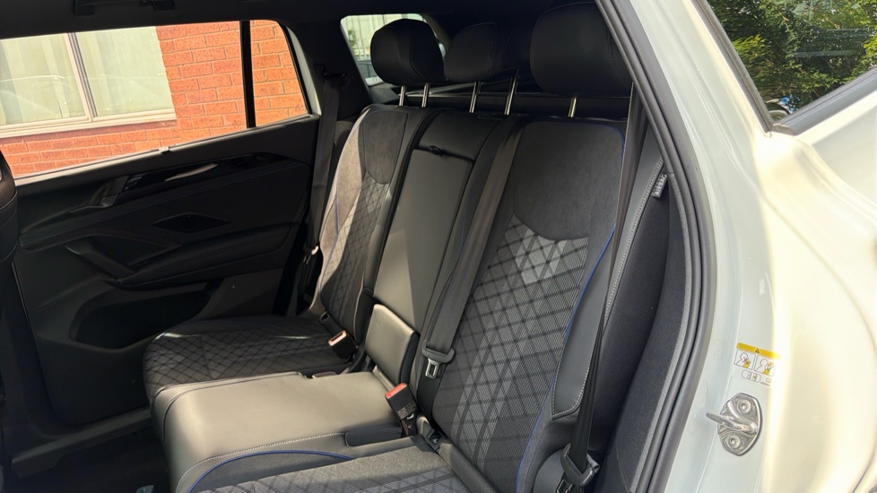 Volkswagen Tayron 1.5 TSI eHybrid R-Line Edition 5dr DSG6 Estate - Image 16