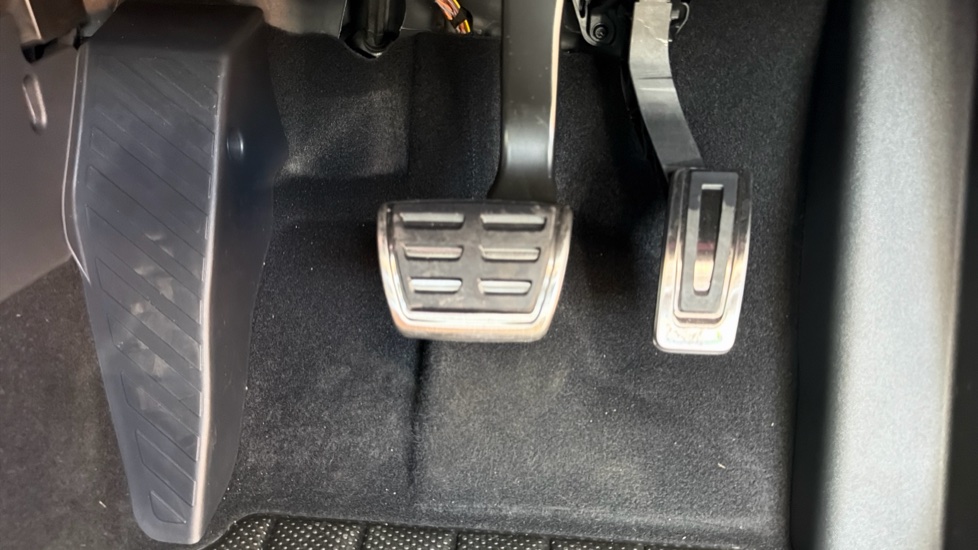 Volkswagen Tayron 1.5 TSI eHybrid R-Line Edition 5dr DSG6 Estate - Image 32